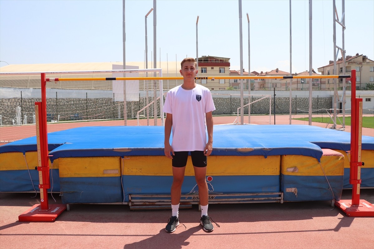 İzmir'de 11-12 Haziran'da düzenlenen Spor Toto U18 Türkiye Kulüpler Şampiyonası'nda yüksek...