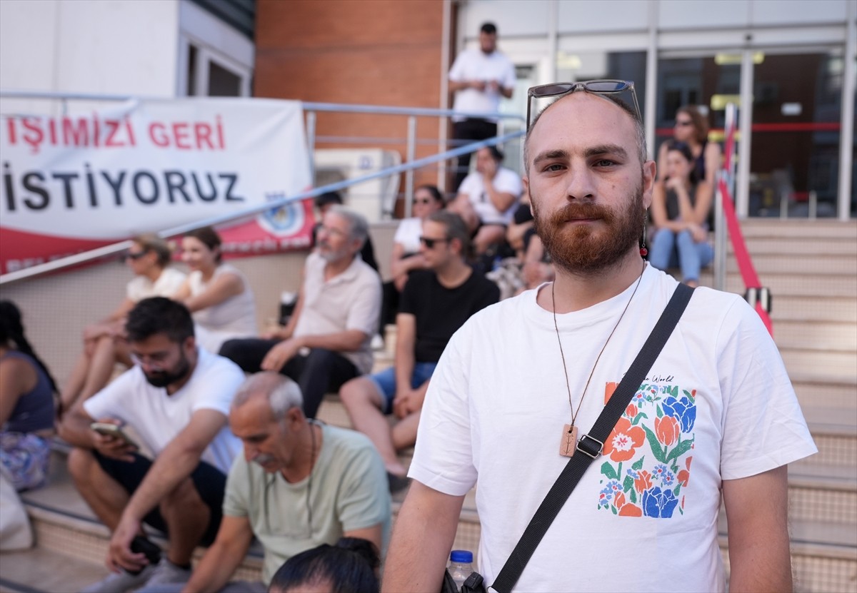 İzmir'de Çiğli Belediyesi'nde 10 Haziran'da işten çıkarılan 127 işçinin belediye önündeki eylemi...