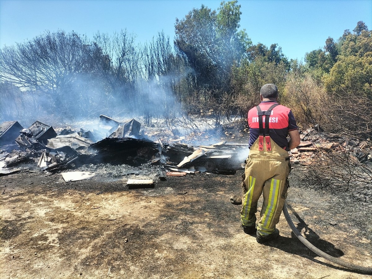İzmir'in Çeşme ilçesi Germiyan Mahallesi'nde, makilik ve otluk alanda çıkan yangına havadan ve...