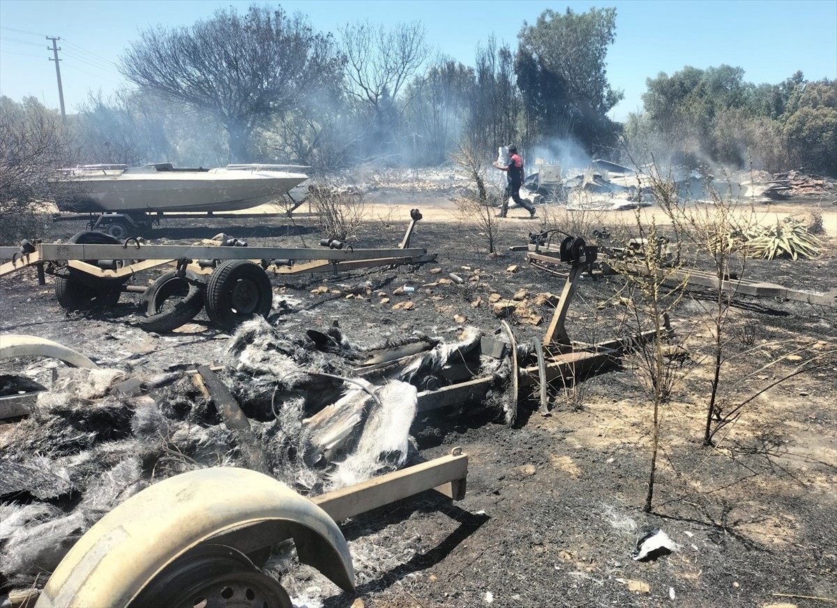 İzmir'in Çeşme ilçesi Germiyan Mahallesi'nde, makilik ve otluk alanda çıkan yangına havadan ve...
