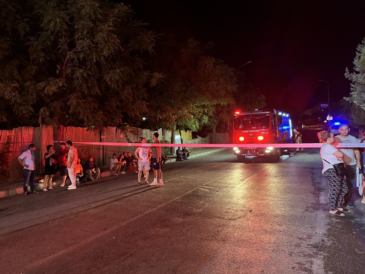 İzmir'in Karşıyaka ilçesindeki apartman dairesinde çıkan yangın itfaiye ekiplerinin müdahalesiyle...