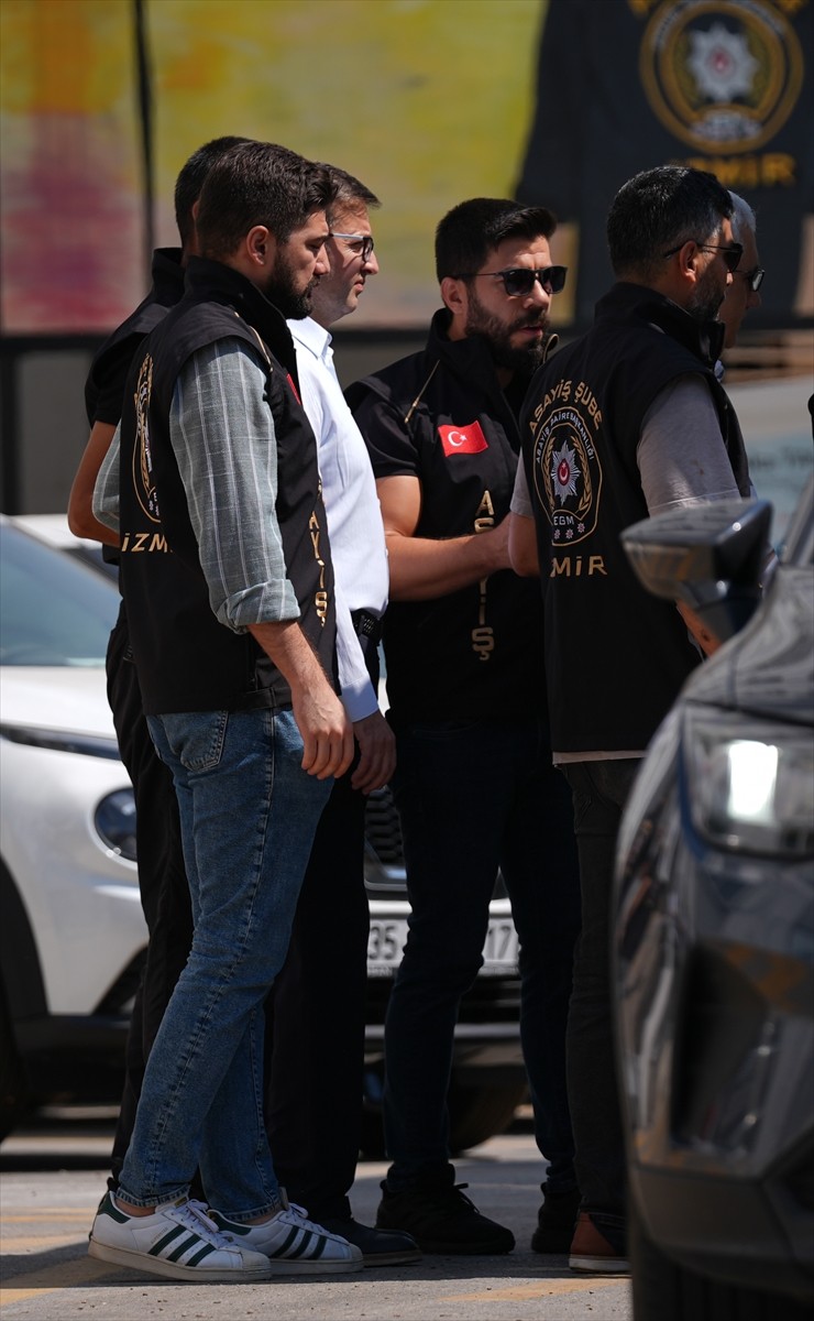 İzmir'in Konak ilçesinde sağanaktan korunmaya çalışırken elektrik akımına kapılan 2 kişinin...