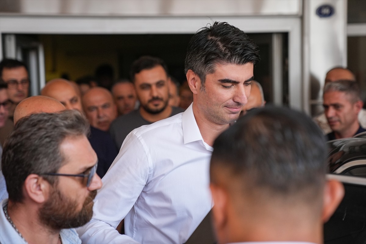 İzmir'in Konak ilçesinde sağanaktan korunmaya çalışırken elektrik akımına kapılan 2 kişinin...