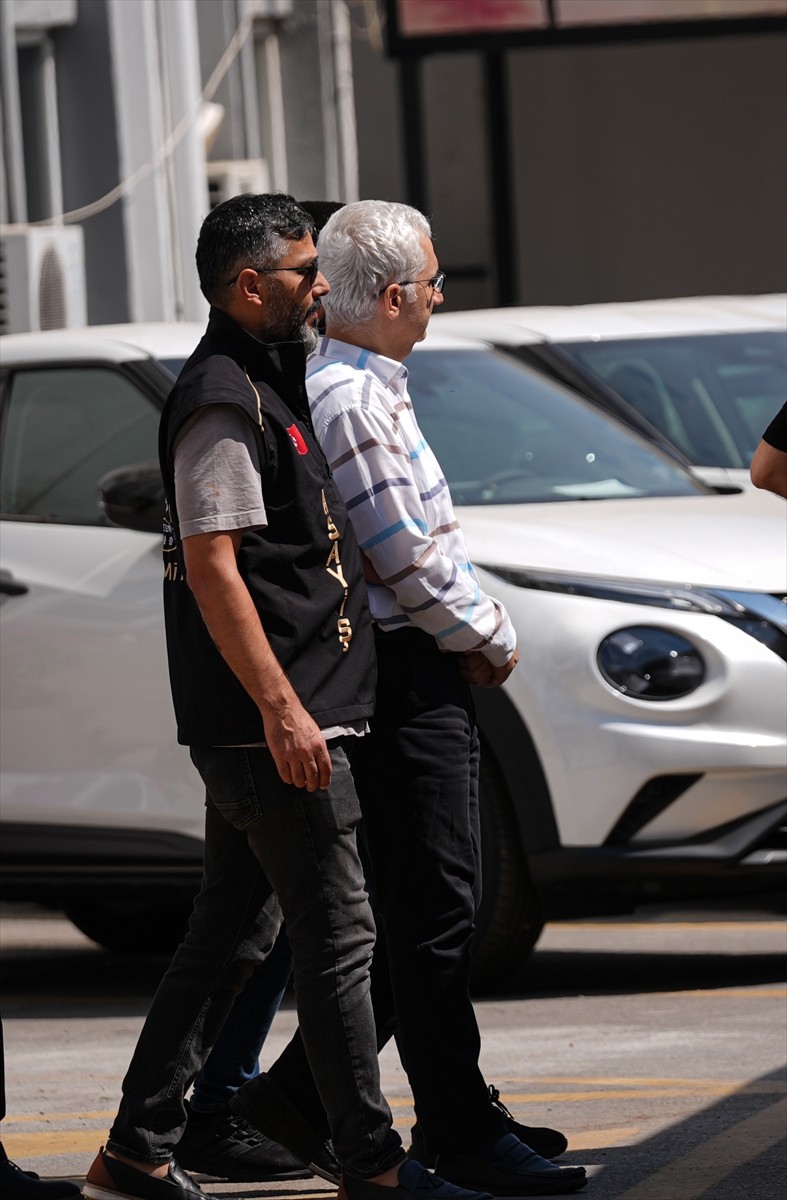 İzmir'in Konak ilçesinde sağanaktan korunmaya çalışırken elektrik akımına kapılan 2 kişinin...