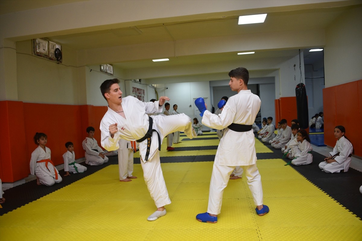 Karate Milli Takımı Antrenörü ve hakem Ahmet Güney, Şanlıurfa'daki yetenekli gençleri spora...
