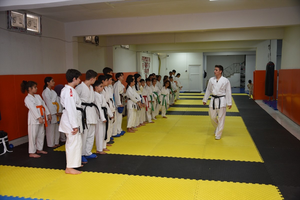 Karate Milli Takımı Antrenörü ve hakem Ahmet Güney, Şanlıurfa'daki yetenekli gençleri spora...