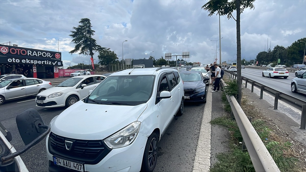 Kartal'da, 3 otomobil ile kamyonetin karıştığı zincirleme trafik kazası nedeniyle D-100 kara...