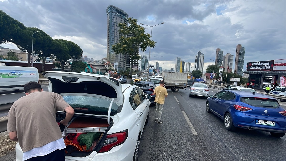 Kartal'da, 3 otomobil ile kamyonetin karıştığı zincirleme trafik kazası nedeniyle D-100 kara...