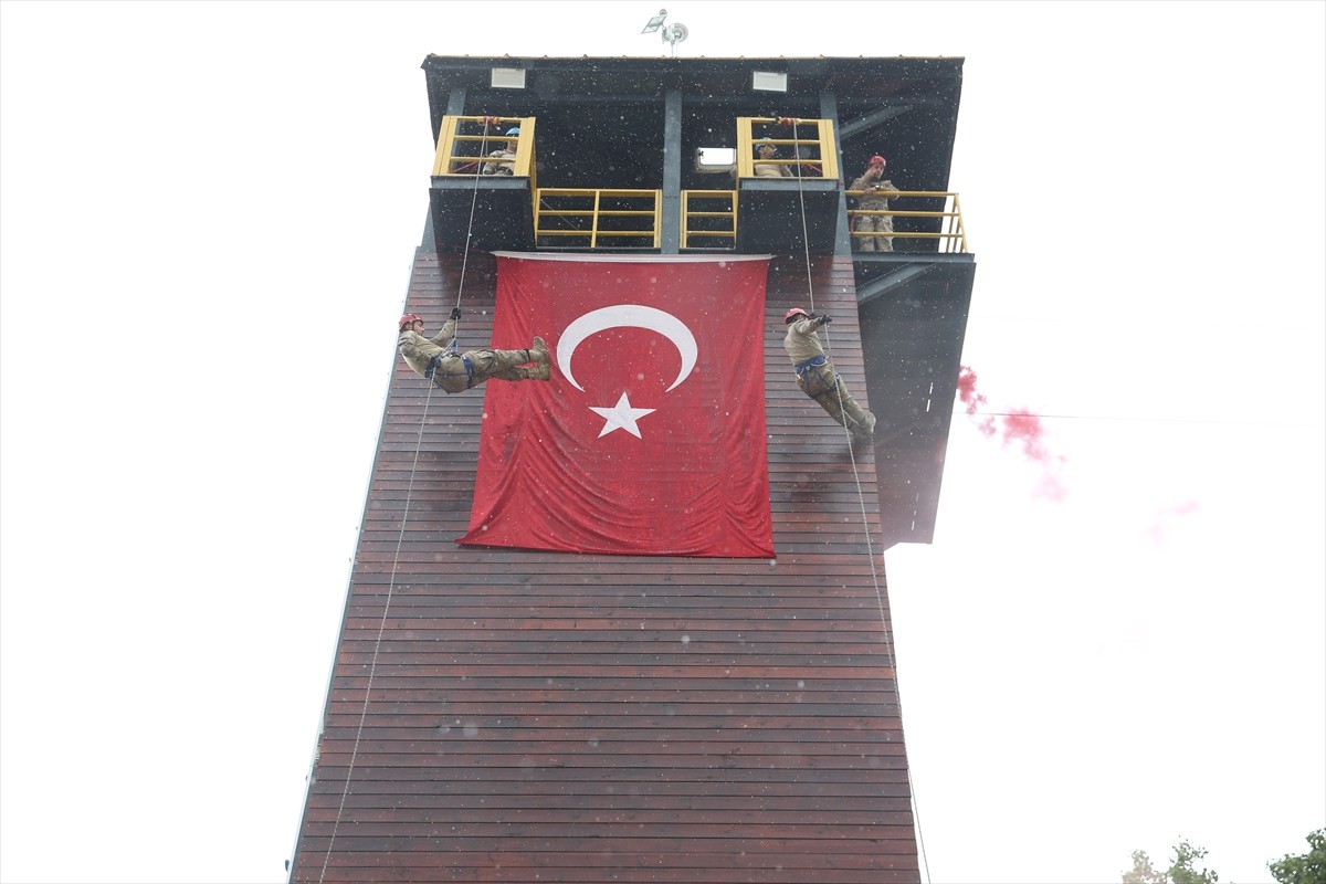 Kastamonu'da, temel eğitimlerini tamamlayan 2 bin 377 uzman erbaş, Jandarma Teşkilatı ile Sahil...