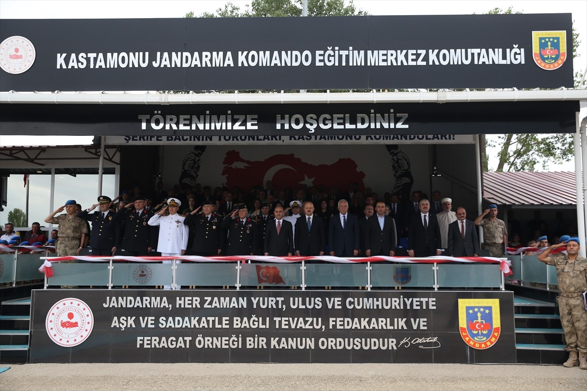 Kastamonu'da, temel eğitimlerini tamamlayan 2 bin 377 uzman erbaş, Jandarma Teşkilatı ile Sahil...