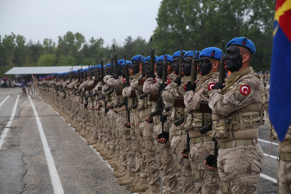 Kastamonu'da, temel eğitimlerini tamamlayan 2 bin 377 uzman erbaş, Jandarma Teşkilatı ile Sahil...
