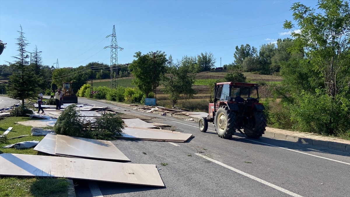 Kastamonu'nun Taşköprü ilçesinde devrilen sunta yüklü tırın sürücüsü yaralandı. Devrilen tırdaki...