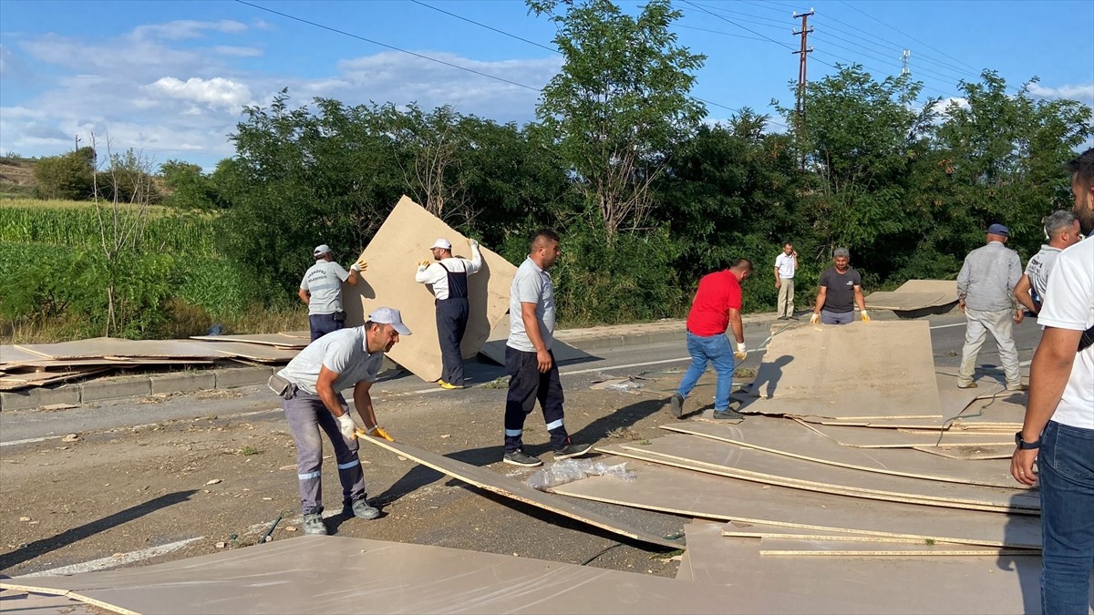 Kastamonu'nun Taşköprü ilçesinde devrilen sunta yüklü tırın sürücüsü yaralandı. Devrilen tırdaki...