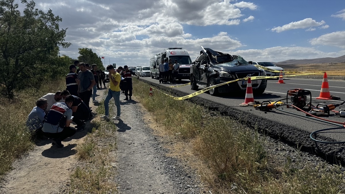 Kayseri'de otomobille kamyonun çarpışması sonucu 2 kız kardeş hayatını kaybetti, 1 kişi yaralandı....