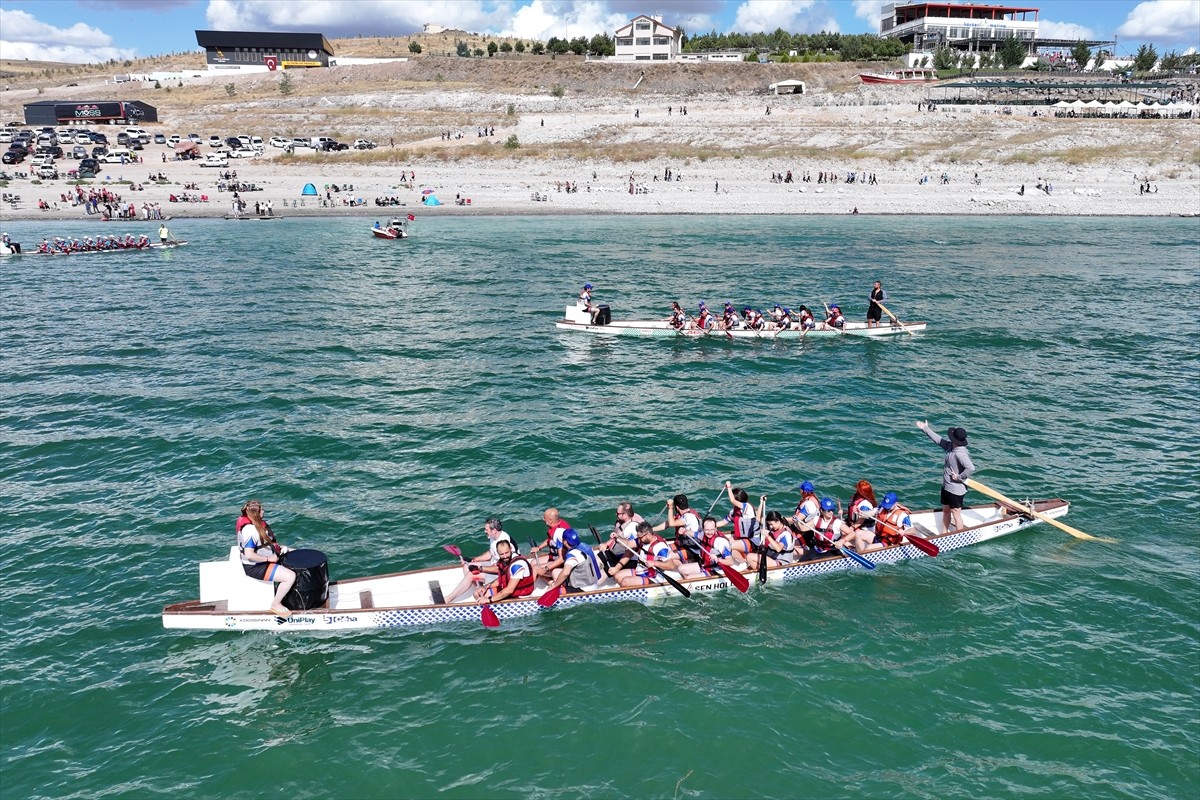 Kayseri'de Yamula Baraj Gölü'nde düzenlenen Dragon Festivali'nin ilk etabı tamamlandı. Kocasinan...