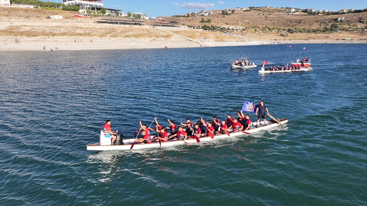 Kayseri'de Yamula Baraj Gölü'nde düzenlenen Dragon Festivali sona erdi. Kocasinan Belediyesi ve...