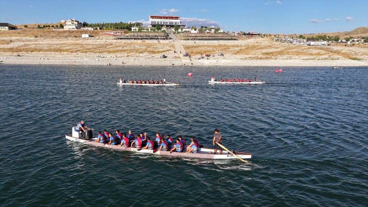 Kayseri'de Yamula Baraj Gölü'nde düzenlenen Dragon Festivali sona erdi. Kocasinan Belediyesi ve...