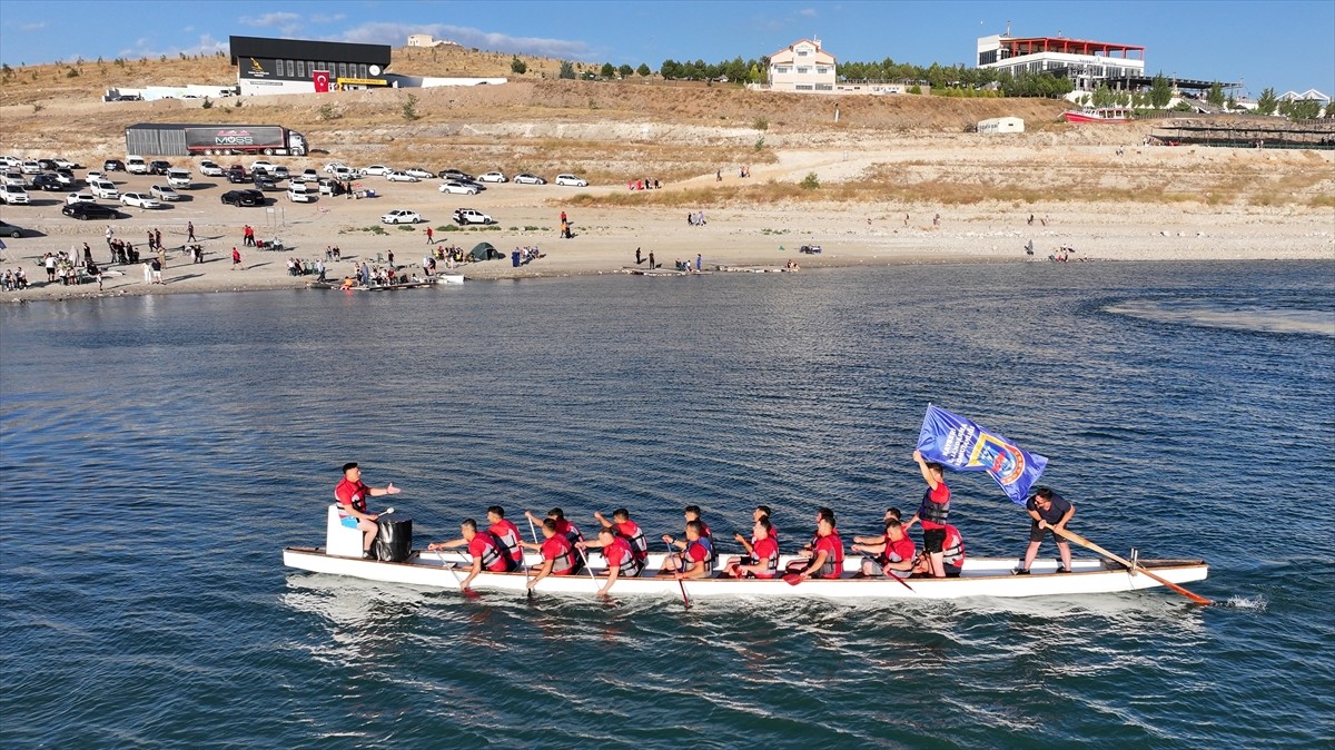 Kayseri'de Yamula Baraj Gölü'nde düzenlenen Dragon Festivali sona erdi. Kocasinan Belediyesi ve...