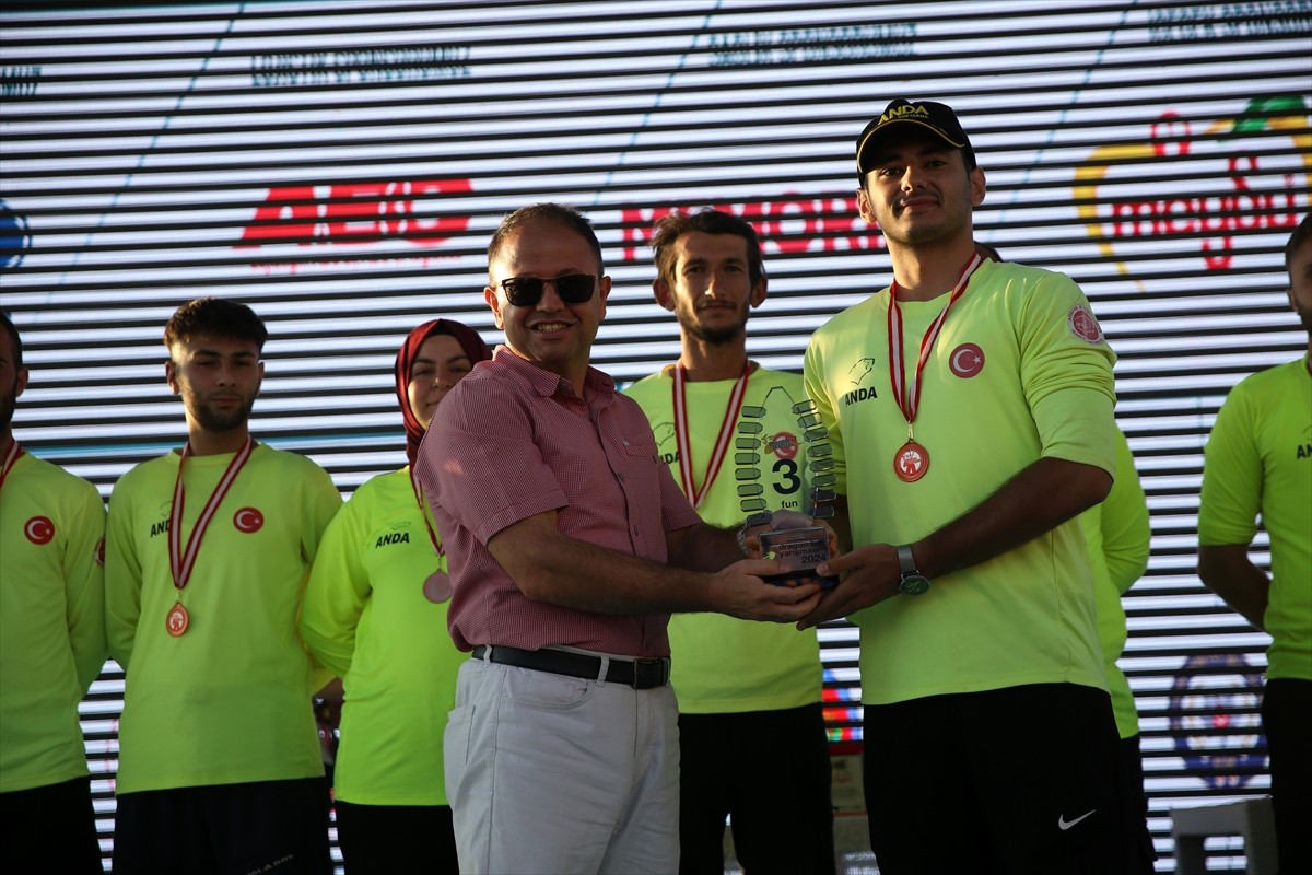 Kayseri'de Yamula Baraj Gölü'nde düzenlenen Dragon Festivali sona erdi. Yarışmada dereceye...