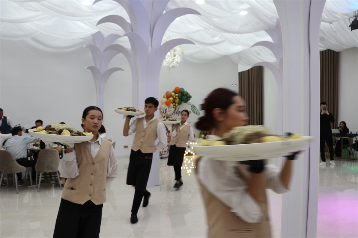 Kazakistan’da doğduktan sonra erkek çocuklarını nazardan korumak için başının arka kısmında...