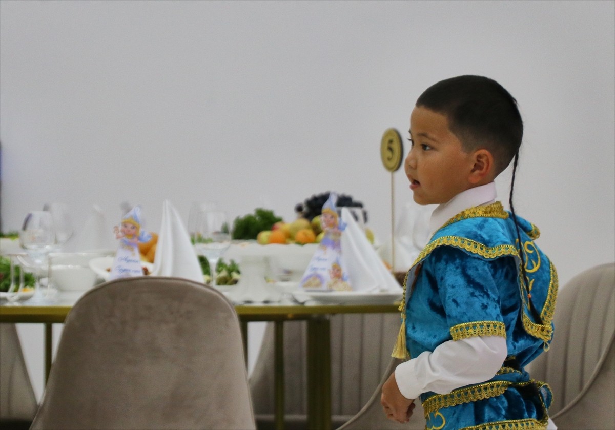 Kazakistan’da doğduktan sonra erkek çocuklarını nazardan korumak için başının arka kısmında...