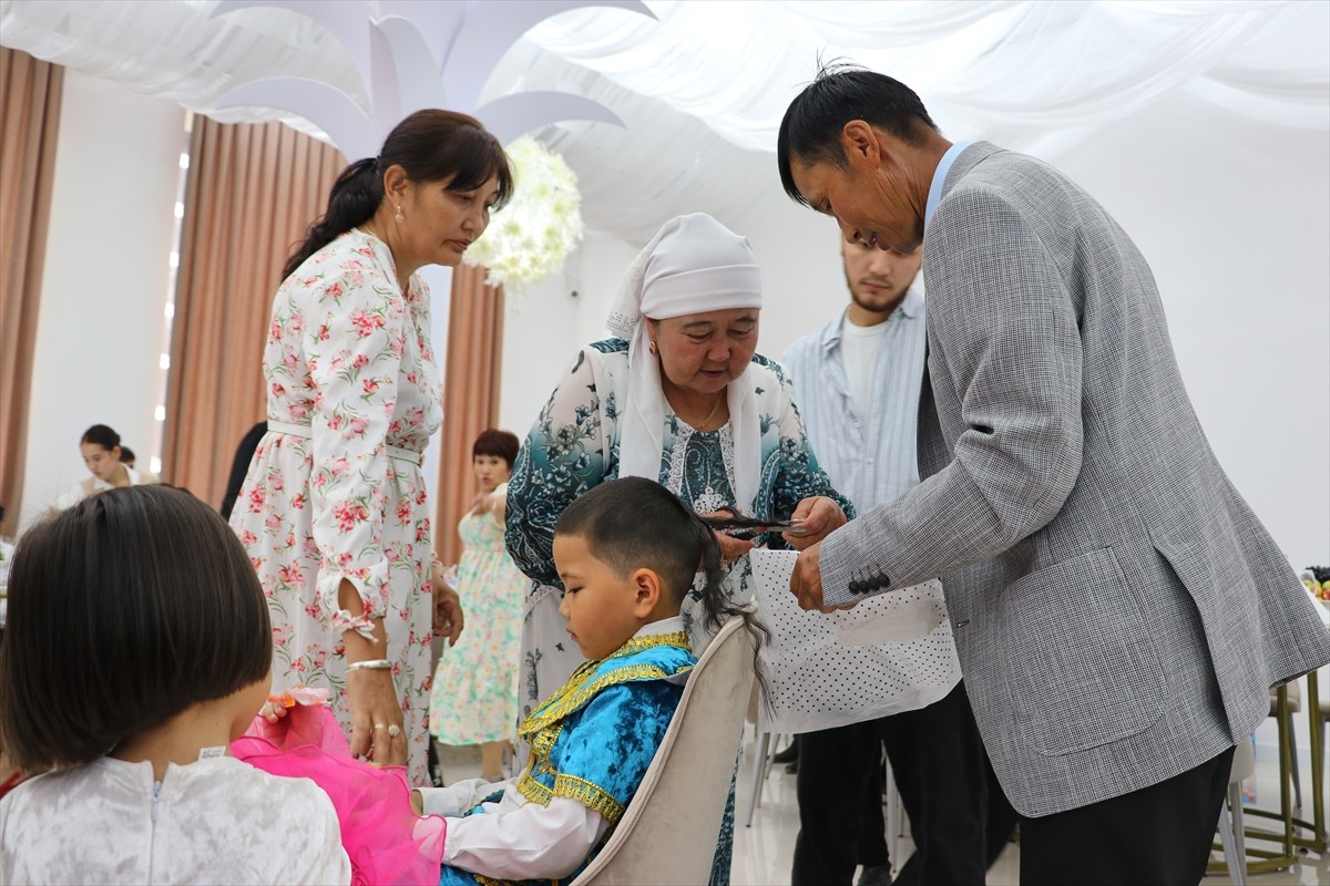 Kazakistan’da doğduktan sonra erkek çocuklarını nazardan korumak için başının arka kısmında...