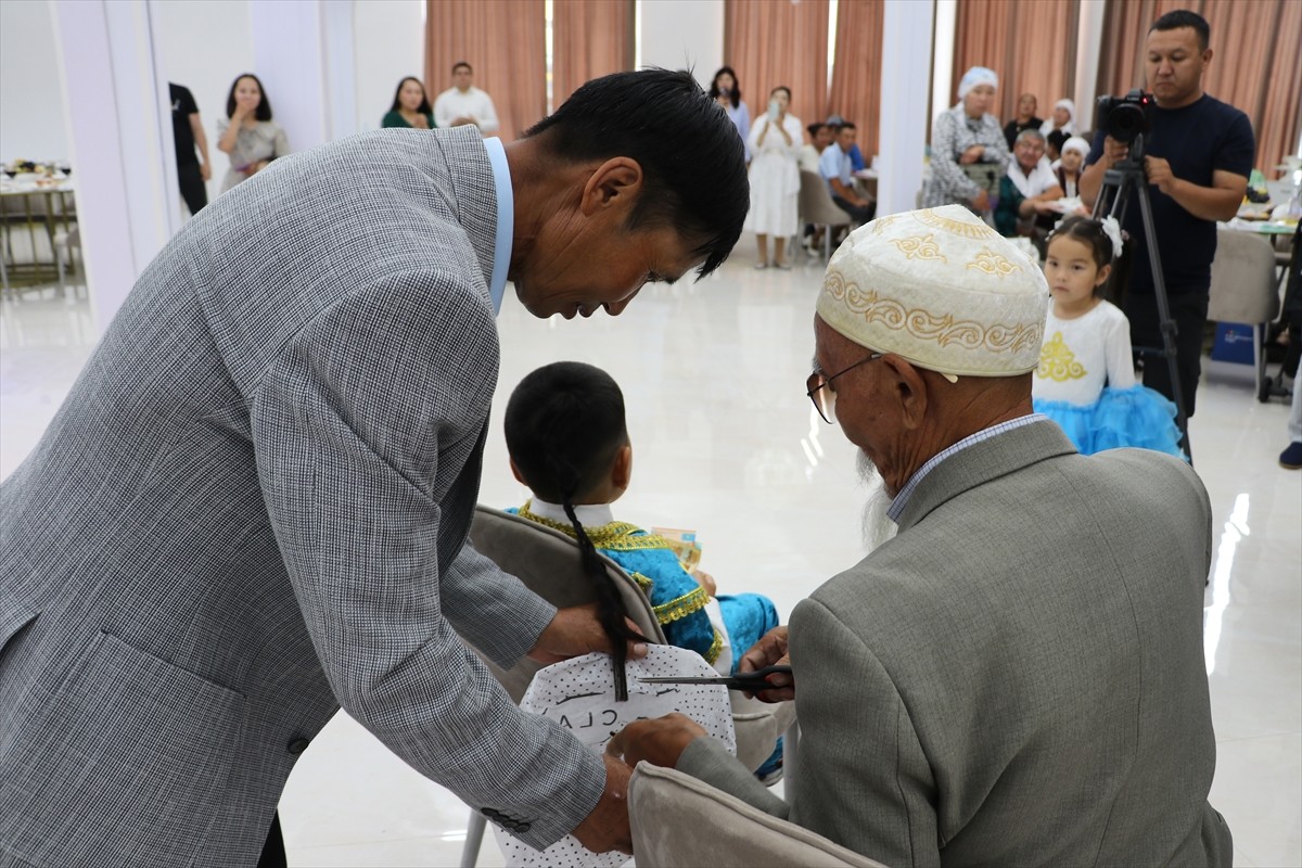 Kazakistan’da doğduktan sonra erkek çocuklarını nazardan korumak için başının arka kısmında...