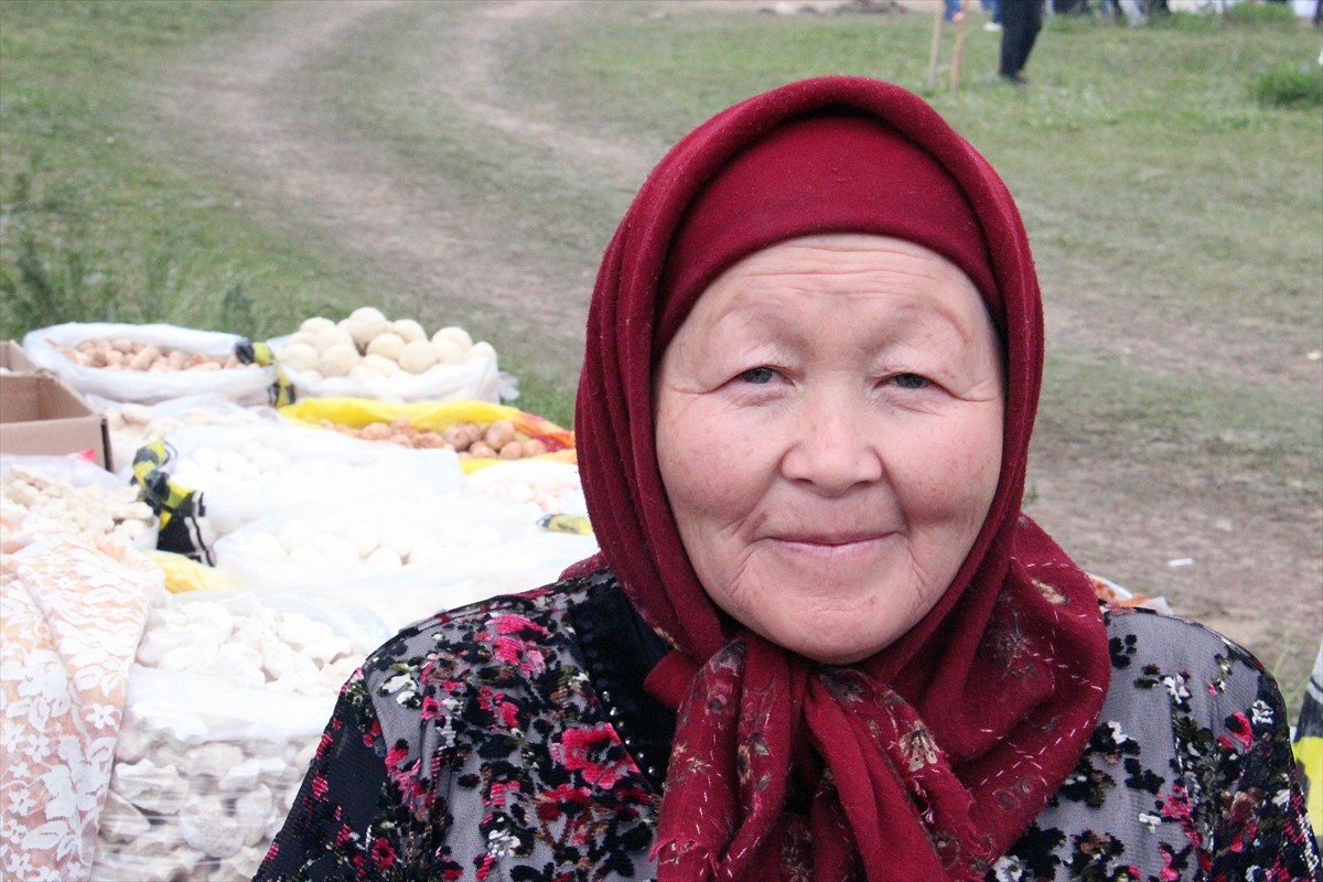 Kırgızistan'da popülerliği artan geleneksel el yapımı yiyecek kurut, tat çeşitliliğiyle pazarda...