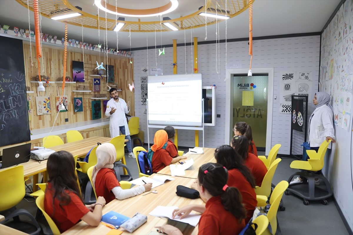 Konya'da ortaokul öğrencileri, 'Bilim Konya Yaz Okulu'nda aldıkları eğitimlerle ve katıldıkları...