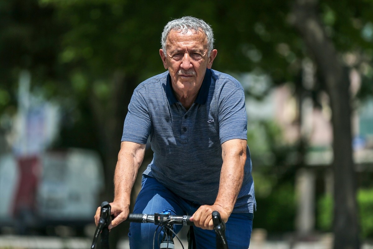 Konya'da yaşayan 72 yaşındaki iş insanı Erol Küçükbakırcı, bisikletiyle kat ettiği yolu, son 22...