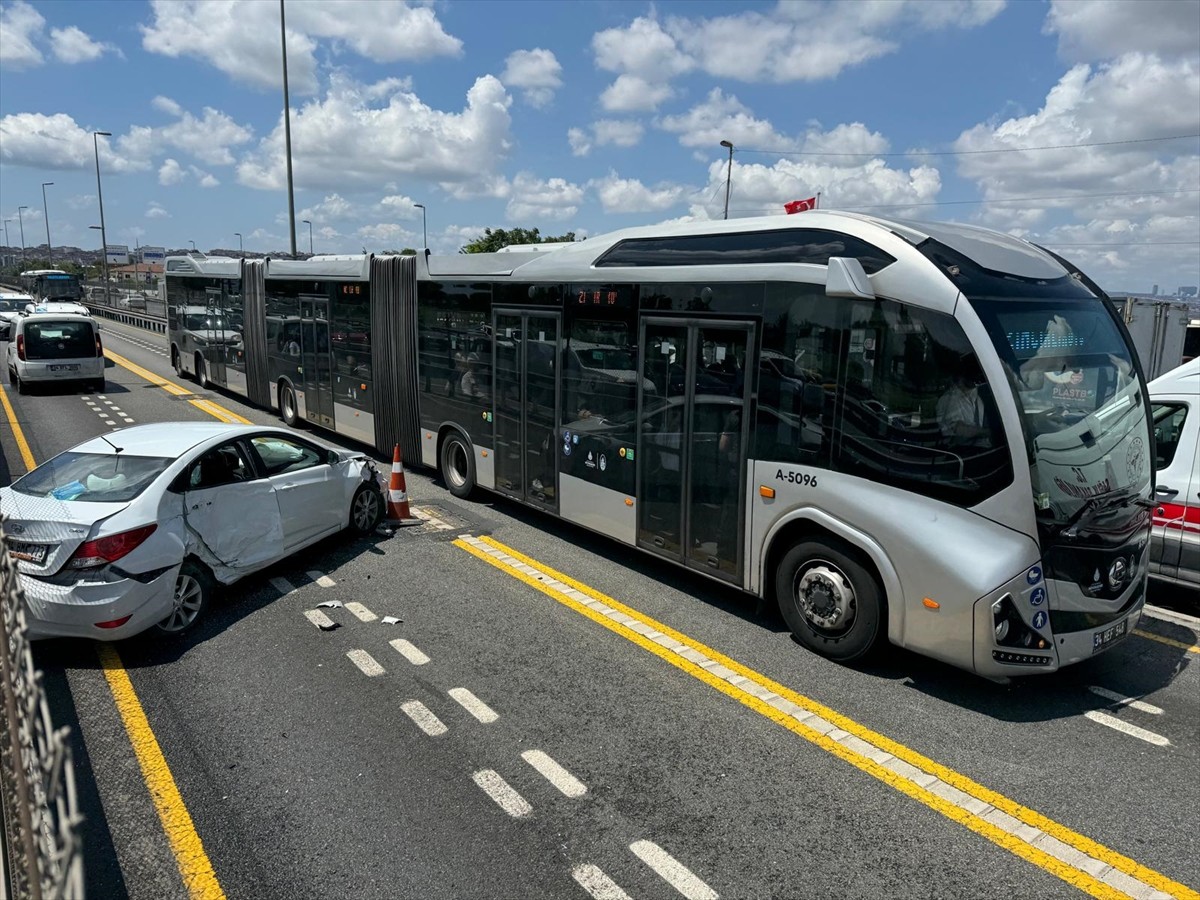Küçükçekmece'de, araca çarparak metrobüs yoluna giren otomobilin sürücüsü yaralandı. D-100 kara...