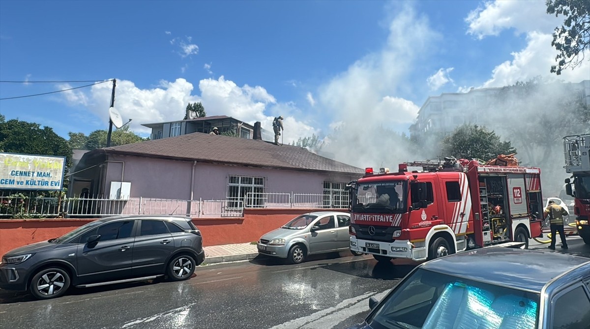 Küçükçekmece'de cemevinin çatısında çıkan yangın, itfaiye ekiplerinin müdahalesiyle...