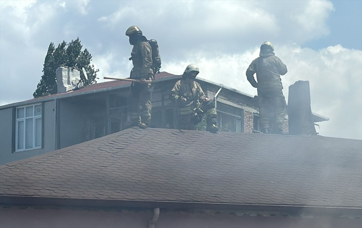 Küçükçekmece'de cemevinin çatısında çıkan yangın, itfaiye ekiplerinin müdahalesiyle...