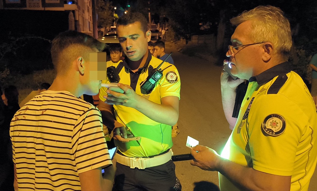 Kütahya'da alkollü araç kullanan 14 yaşındaki çocuk, polisten kaçarken kaza yapınca...