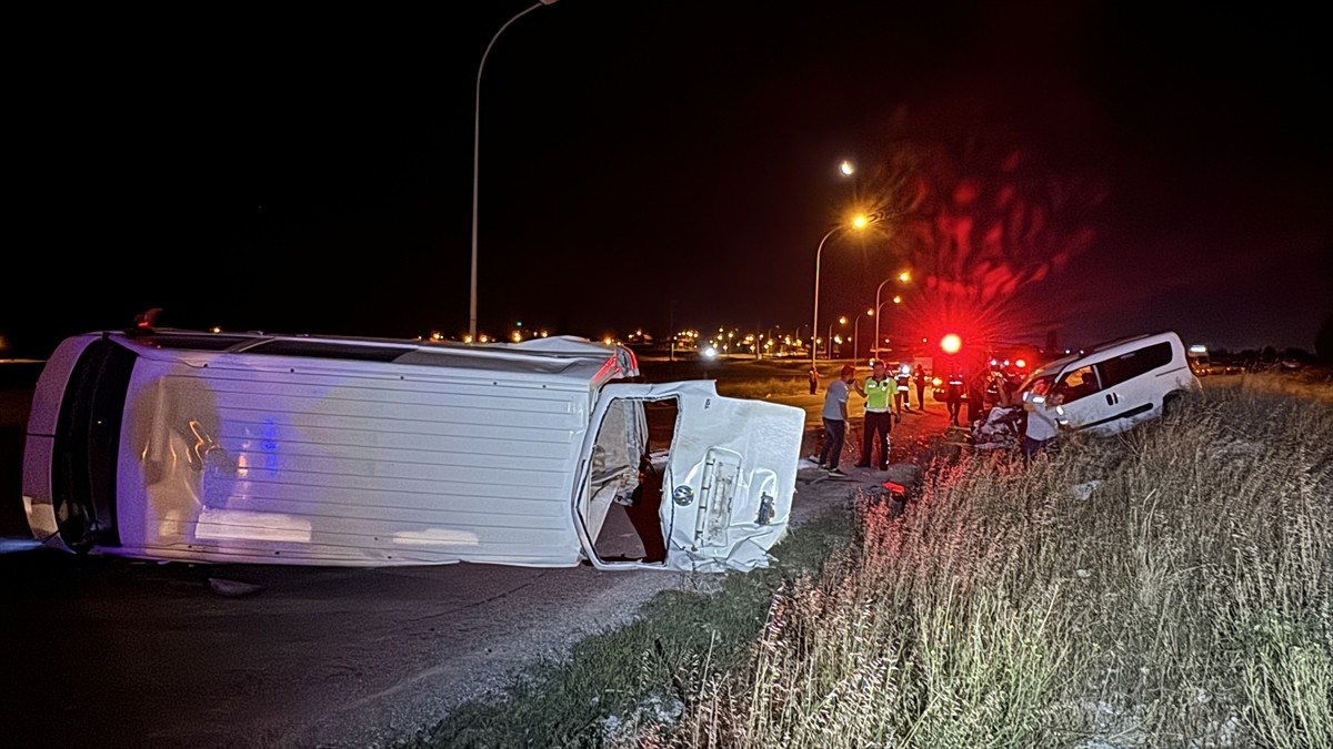 Kütahya'da dört aracın karıştığı zincirleme trafik kazasında 1 kişi öldü, 8 kişi...