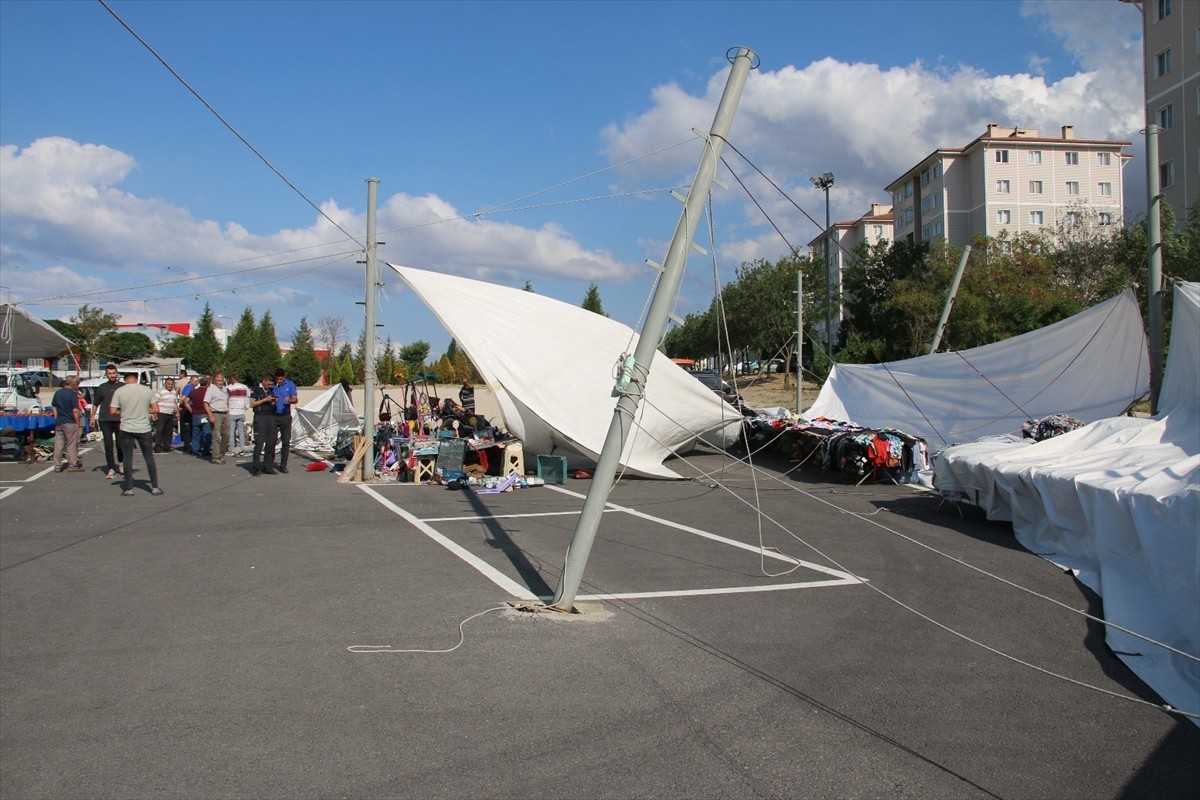 Kütahya'da etkili olan rüzgar, olumsuzluklara neden oldu. Akkent Mahallesi'ndeki semt pazarında...