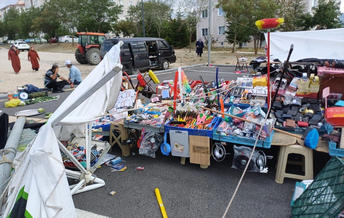 Kütahya'da etkili olan rüzgar, olumsuzluklara neden oldu. Akkent Mahallesi'ndeki semt pazarında...