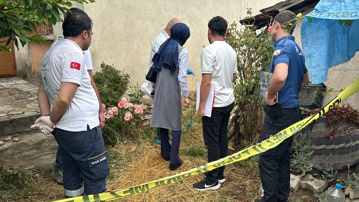 Kütahya'nın Çavdarhisar ilçesinde bir baba ile engelli kızı ölü olarak bulundu.   