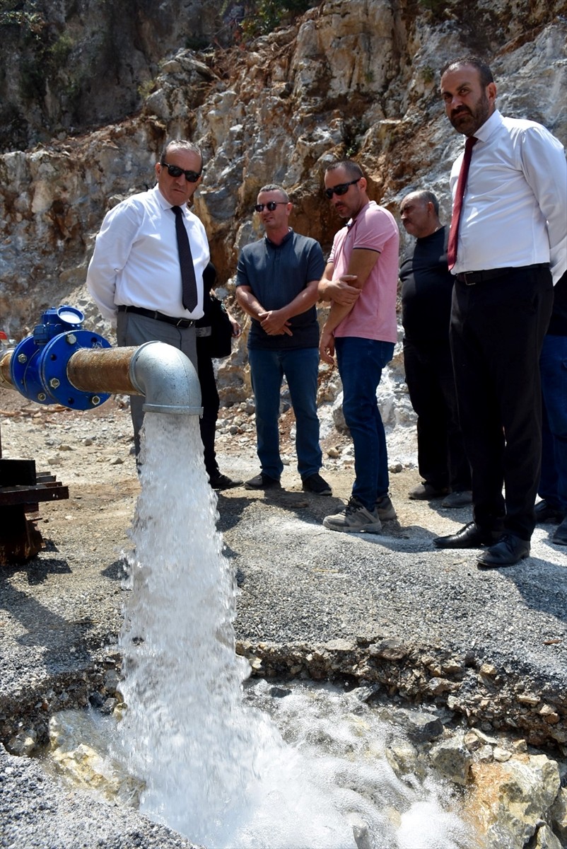 Kuzey Kıbrıs Türk Cumhuriyeti (KKTC) Başbakan Yardımcısı Fikri Ataoğlu (solda), ülke tarihinde...