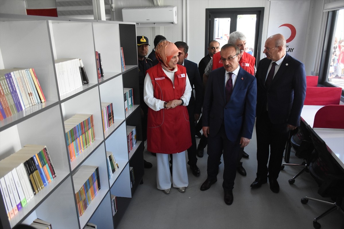 Malatya'da depremzedelerin yaşadığı konteyner kentte, Türk Kızılay ve Ankara Ticaret Odası...