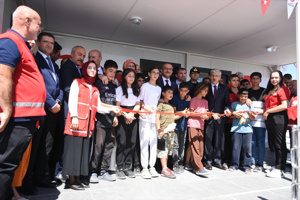 Malatya'da depremzedelerin yaşadığı konteyner kentte, Türk Kızılay ve Ankara Ticaret Odası...