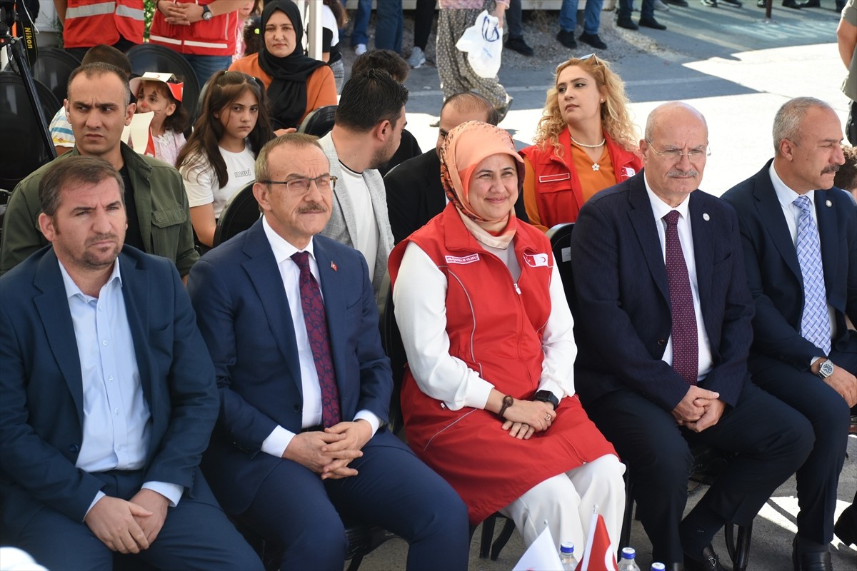 Malatya'da depremzedelerin yaşadığı konteyner kentte, Türk Kızılay ve Ankara Ticaret Odası...