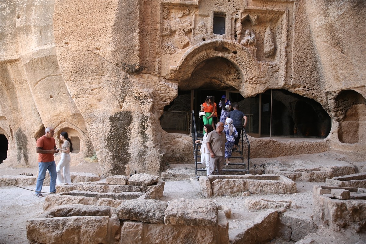 Mardin'de Gençlik ve Spor Bakanlığına bağlı yurtlarda misafir edilen emekliler kentin tarihi ve...