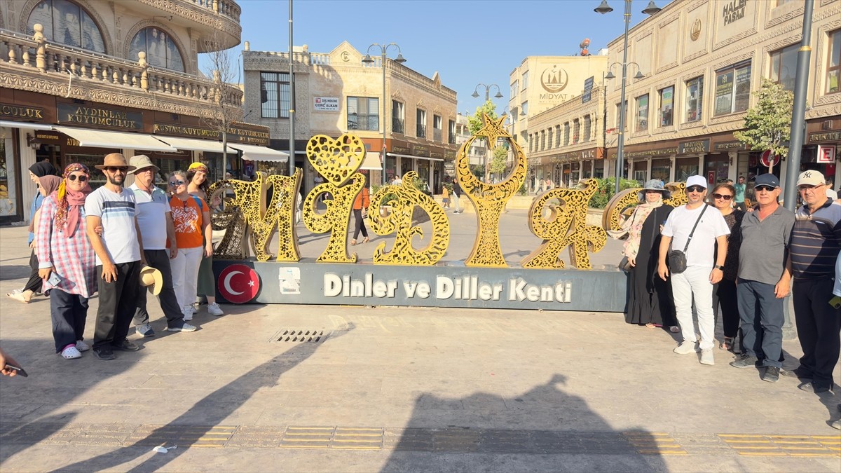 Mardin'de Gençlik ve Spor Bakanlığına bağlı yurtlarda misafir edilen emekliler kentin tarihi ve...