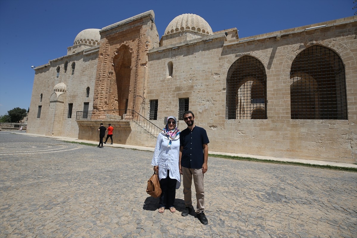Mardin'de Gençlik ve Spor Bakanlığına bağlı yurtlarda misafir edilen emekliler kentin tarihi ve...
