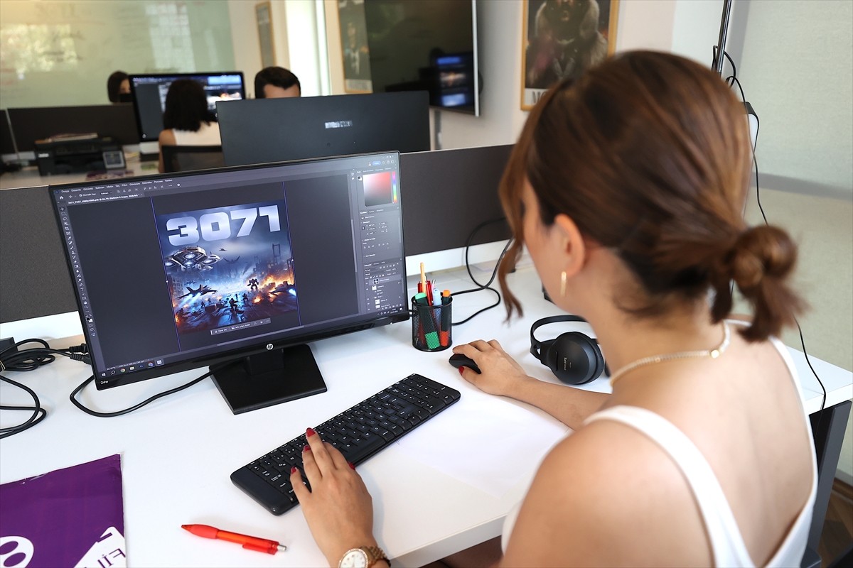 Mersin'de oyuncu kadrosu, senaryosu ve sahnelerinin tamamı yapay zeka programlarında üretilen uzun...