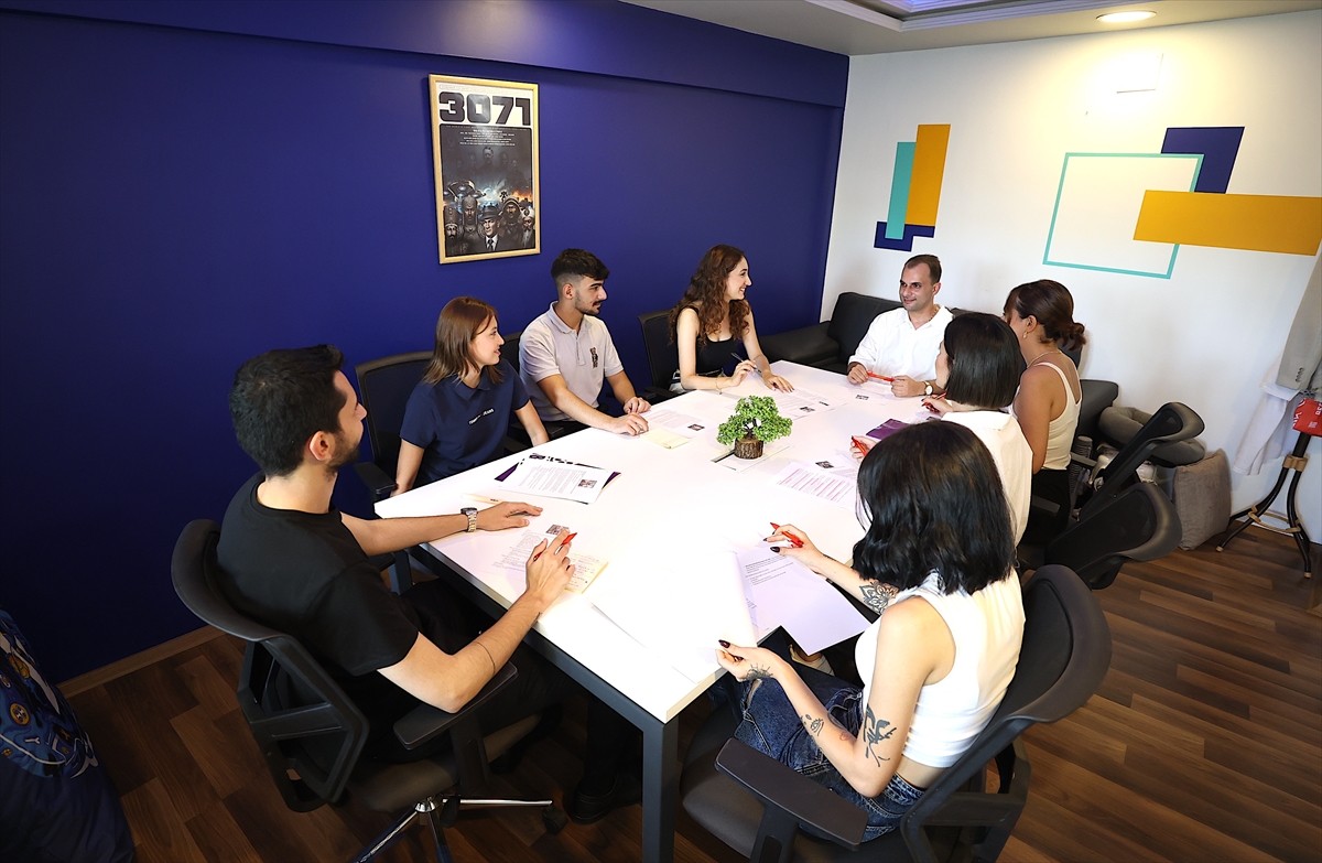 Mersin'de oyuncu kadrosu, senaryosu ve sahnelerinin tamamı yapay zeka programlarında üretilen uzun...