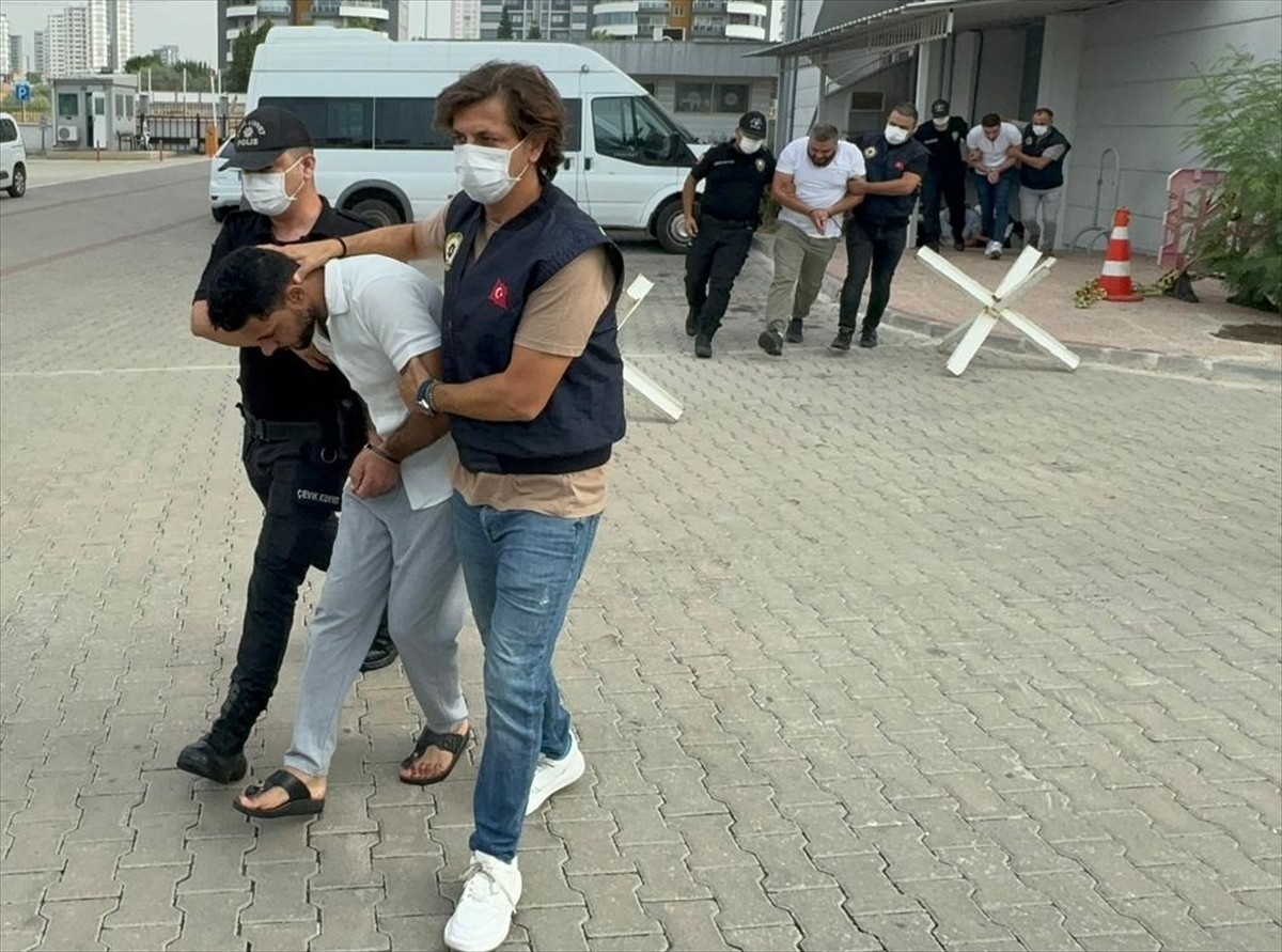 Mersin'de terör örgütü DEAŞ'a yönelik düzenlenen "Gürz-1" operasyonunda gözaltına alınan 9...