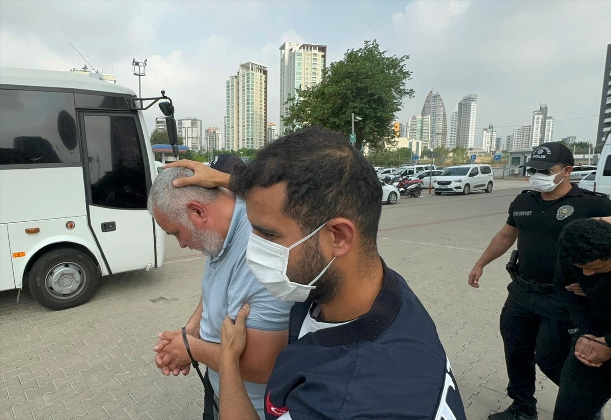 Mersin'de terör örgütü DEAŞ'a yönelik düzenlenen "Gürz-1" operasyonunda gözaltına alınan 9...