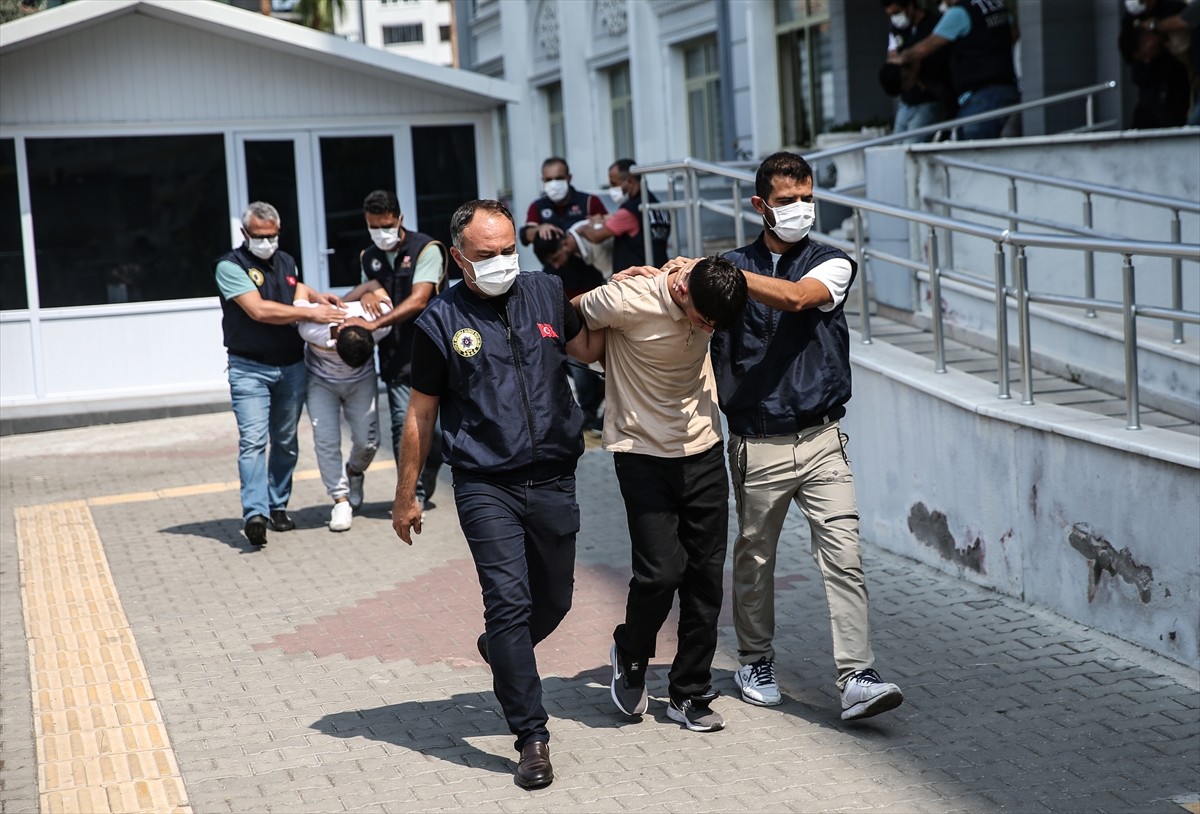 Mersin'de terör örgütü elebaşı lehine slogan atılmasıyla ilgili soruşturmada 10 şüphelinin...